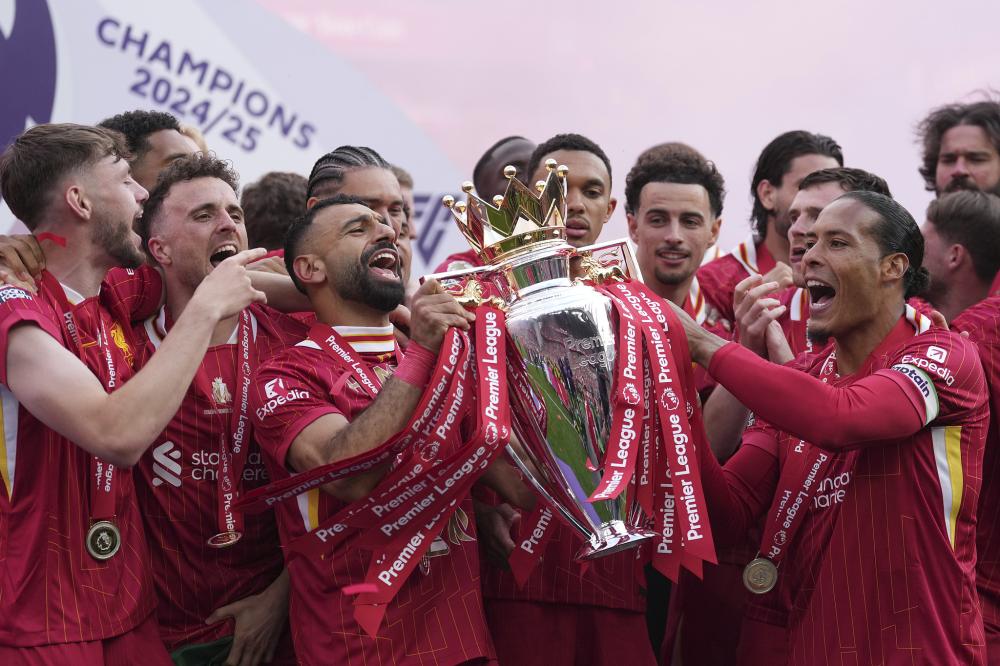 老队友见面，埃泽和奥利塞赛后交换了球衣